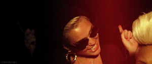 Miley Cyrus GIF. Boos Artiesten Miley cyrus Dronken Gifs  Gek 
