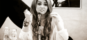 Miley Cyrus GIF. Artiesten Miley cyrus Gifs Amas2013 Wrecking ball 