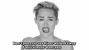 Miley Cyrus GIF. Liefde Artiesten Miley cyrus Gifs Vevo Zwart en wit Muziekvideo Wrecking ball Bangerz 