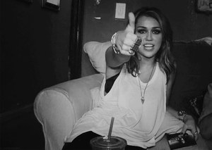 Miley Cyrus GIF. Artiesten Miley cyrus Gifs Knal Miley Cyrus 23 Nieuwe muziek video 