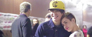Miley Cyrus GIF. Artiesten Miley cyrus Gifs Glimlach Onhandig 