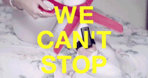Miley Cyrus GIF. Artiesten Miley cyrus Gifs Wrecking ball Miley cyrus sloopkogel 