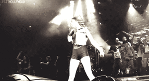 Miley Cyrus GIF. Artiesten Miley cyrus Gifs Wrecking ball 
