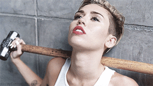 Miley Cyrus GIF. Liefde Artiesten Miley cyrus Gifs Vevo Zwart en wit Muziekvideo Wrecking ball Bangerz 
