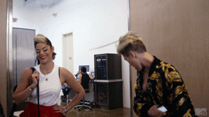 Miley Cyrus GIF. Artiesten Miley cyrus Gifs 2013 Parodie Snl Praat 