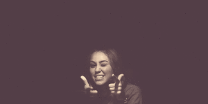 Miley Cyrus GIF. Artiesten Miley cyrus Roken Gifs Emas 2013 