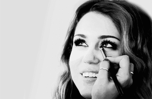 Miley Cyrus GIF. Artiesten Miley cyrus Gifs Wrecking ball 