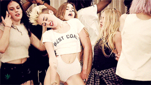 Miley Cyrus GIF. Artiesten Miley cyrus Gifs Fysica Wrecking ball Natuurkunde professor 