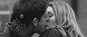 Miley Cyrus GIF. Artiesten Miley cyrus Gifs Wrecking ball Miley cyrus sloopkogel 