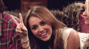 Miley Cyrus GIF. Boos Artiesten Miley cyrus Dronken Gifs  Gek 