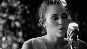 Miley Cyrus GIF. Artiesten Miley cyrus Gifs Wrecking ball 
