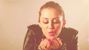 Miley Cyrus GIF. Artiesten Miley cyrus Gifs Reblog Volgen Wrecking ball Repost 