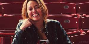 Miley Cyrus GIF. Artiesten Miley cyrus Gifs Snl Michelle bachmann 