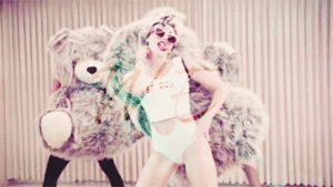 Miley Cyrus GIF. Artiesten Miley cyrus Roken Gifs Muziekvideo 23 Trending 