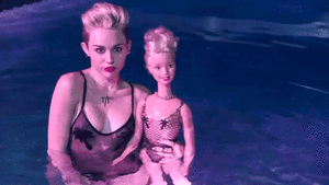 Miley Cyrus GIF. Artiesten Miley cyrus Gifs Wrecking ball 