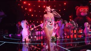 Miley Cyrus GIF. Boos Artiesten Miley cyrus Dronken Gifs  Gek 