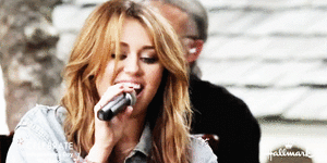 Miley Cyrus GIF. Artiesten Miley cyrus Gifs Wrecking ball Miley cyrus sloopkogel 