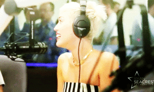 Miley Cyrus GIF. Artiesten Miley cyrus Gifs Wrecking ball Miley cyrus sloopkogel 