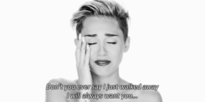 Miley Cyrus GIF. Artiesten Miley cyrus Gifs Fysica Wrecking ball Natuurkunde professor 