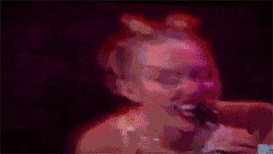 Miley Cyrus GIF. Boos Artiesten Miley cyrus Dronken Gifs  Gek 