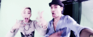 Miley Cyrus GIF. Artiesten Miley cyrus Gifs Wrecking ball 