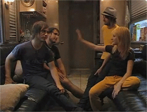 Paramore GIF. Artiesten Paramore Gifs Mislukken High five 2007 Hayley williams Jeremy davis Warped tour Josh far 