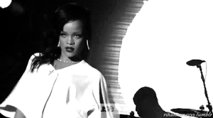 Rihanna GIF. Interview Boos Artiesten Dronken Rihanna Gifs Ge&euml;rgerd 