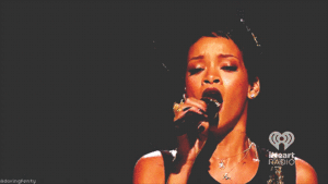Rihanna GIF. Artiesten Rihanna Gifs Glimlach Grammys 
