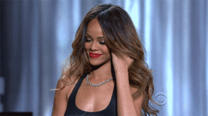 Rihanna GIF. Artiesten Rihanna Gifs Glimlach Grammys 