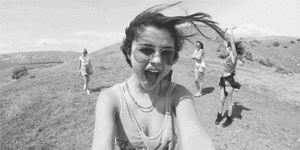 Selena Gomez GIF. Meisje Muziek Artiesten Selena gomez Love Meisjes Vrienden Gifs  Partij Zwart en wit Music video 
