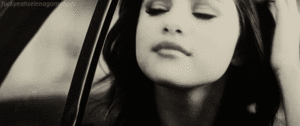 Selena Gomez GIF. Artiesten Film Selena gomez Vanessa hudgens Bikini Vriendschap Gifs Filmsterren Ashley benson Vakantievierders 