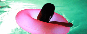 Selena Gomez GIF. Zwemmen Artiesten Selena gomez Zwembad Gifs Vakantievierders 