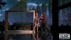 Taylor Swift GIF. Artiesten Taylor swift Omhelzing Gifs Onhandig 