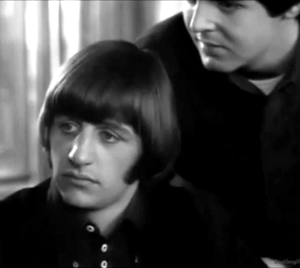 The Beatles GIF. Artiesten The beatles Gifs George harrison Ringo starr Paul mccartney John lennon 60s Yellow submar 
