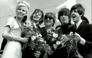 The Beatles GIF. Artiesten Film The beatles Gifs George harrison Ringo starr Paul mccartney John lennon Yellow subma 