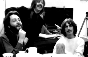 The Beatles GIF. Muziek Artiesten George The beatles Gifs Wijnoogst Oud Zwart en wit Paul mccartney John lennon Ri 