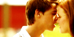 Under The Dome GIF. Films en series Under the dome Kus Gifs Schattige paar Joe mcalister Colin ford Norrie 
