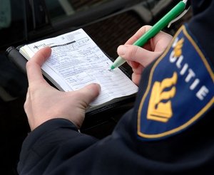 Plaatjes Bekeuring Agent Schrijft Boete Uit